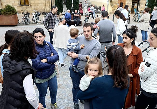 Familias en la protesta de ayer en Zarautz.