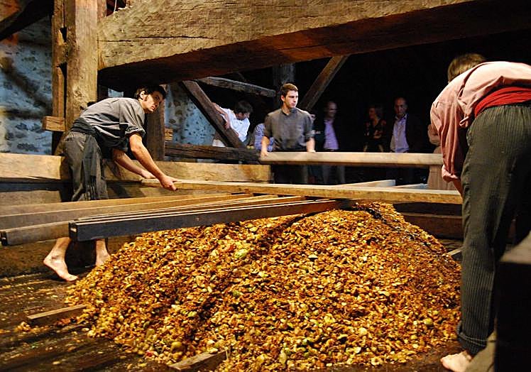 Machacado de manzana en el museo caserío de Igartubiti.