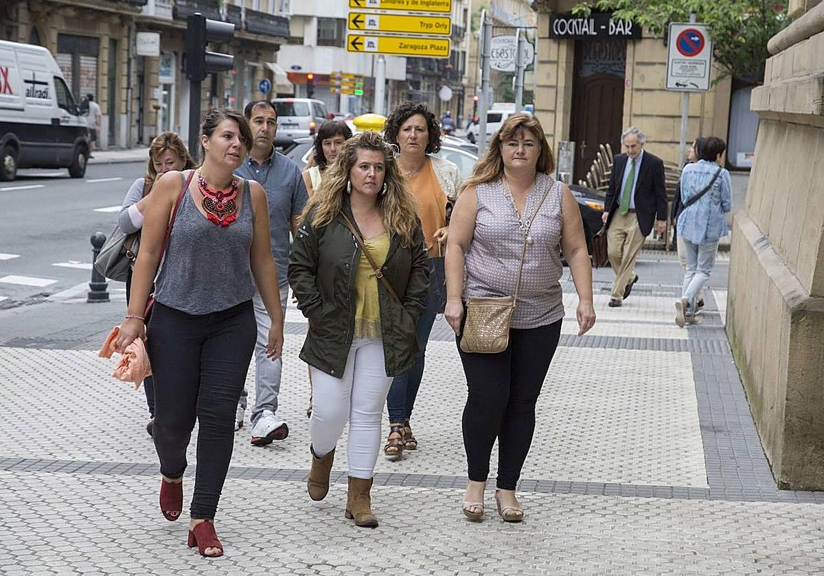 La madre de Julen Serrano, a la derecha, junto a otros familiares, en su llegada al juicio celebrado en 2017.