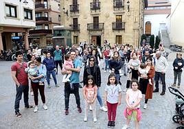 Familias de ikastolas salieron ayer a la calle en Zarautz para denunciar el nuevo reparto de alumnado.