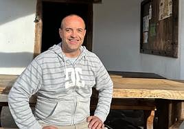 Felipe Oyarzabal en la entrada del Molino de Amaiur.