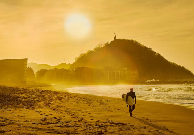 Aardecer sobre la playa de La Zurriola.