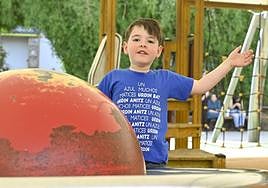 Mateo, con su camiseta de la marcha 'Urdinduz' que organiza Gautena este domingo.