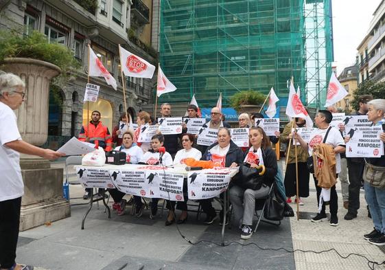 Mari Carmen, en el centro de la mesa, junto a los compañeros de Stop desahucios.