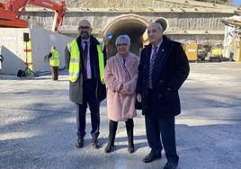 La alcaldesa Izaskun Gómez y el consejero Iñaki Arriola durante una visita a la zona en obras en Antxo.