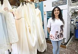 Luisa, la encargada de los vestidos de novia en la tintorería Estrada, es responsable también de la informática, y está encantada con el programa de TicketBai.