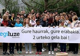 Padres y alumnos del colegio Egiluze de Errenteria se concentraron el viernes.