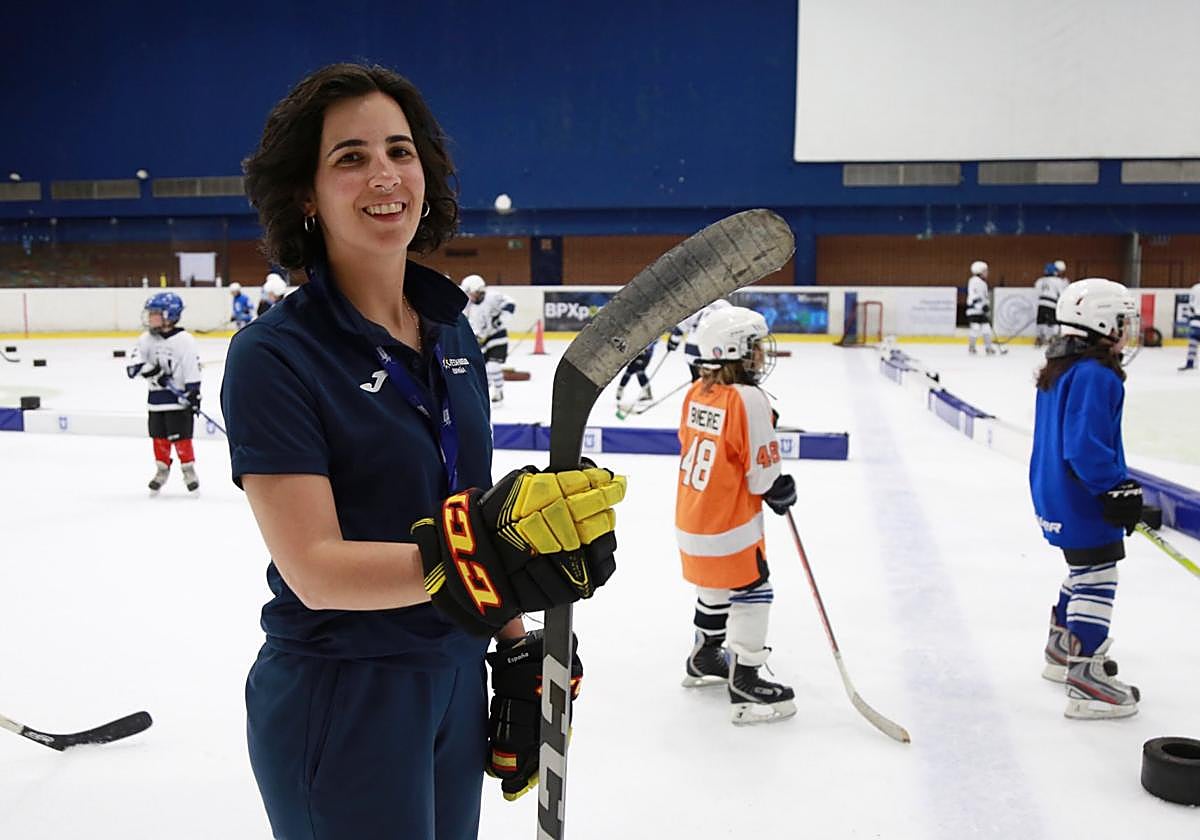 Irene Senac, en la pista de hielo del Txuri Urdin con un stick antes de un entrenamiento.