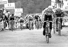 1992. Tony Rominger llega por delante de Alex Zulle en la meta de Ibardin, con Iñaki Gastón, Stephen Roche y Jerome Simon al fondo.