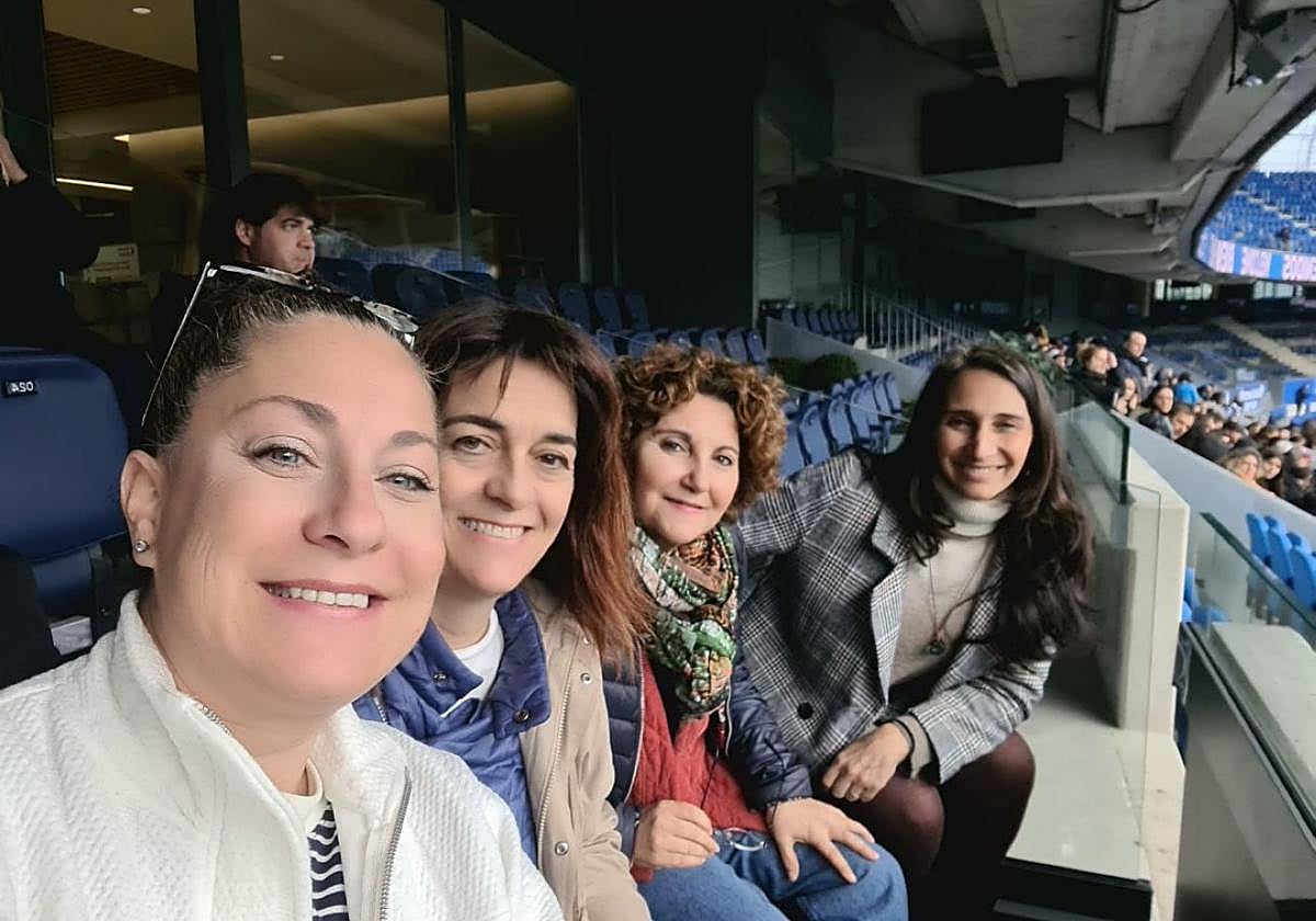 Maite Gartzia, Mariví Eizaguirre, Pilar Garrido y Miren Echeveste, ayer durante el derbi femenino en Anoeta.