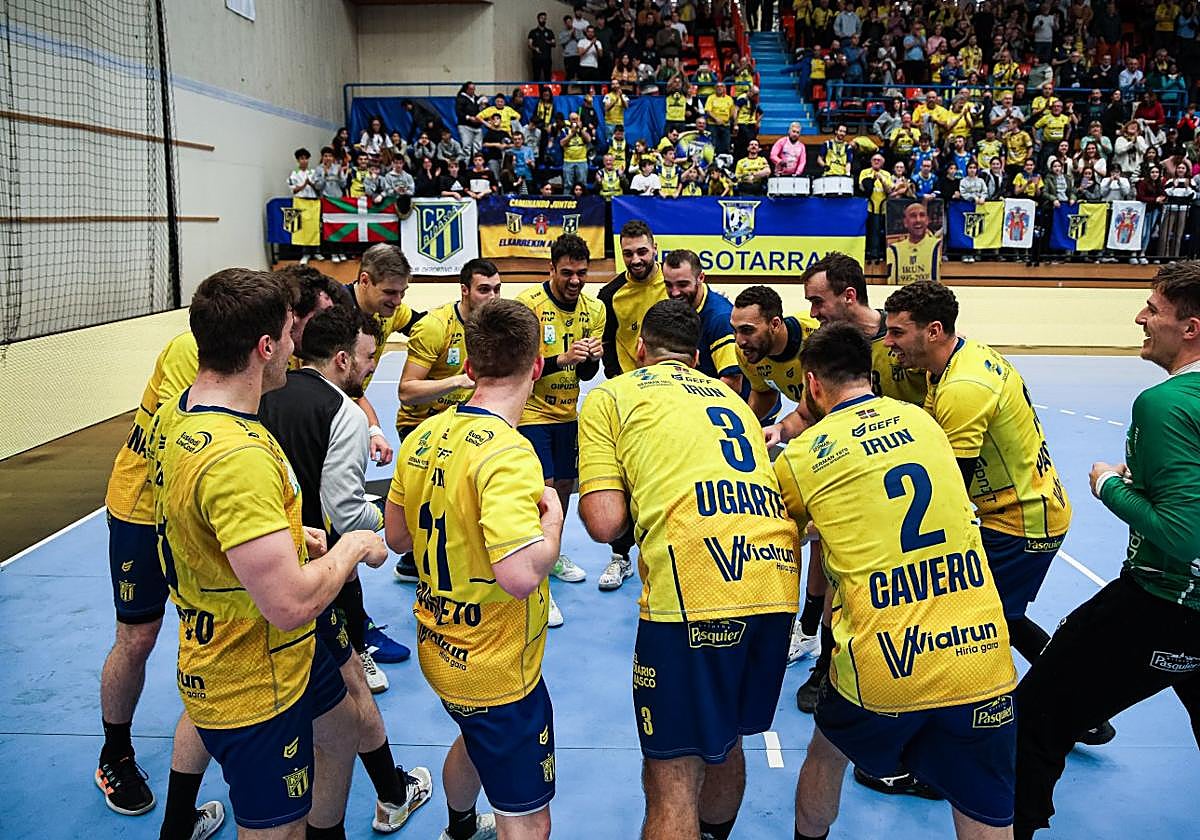 Los jugadores del Bidasoa Irun celebran la importante y contundente victoria conseguida ante el Logroño en Artaleku.