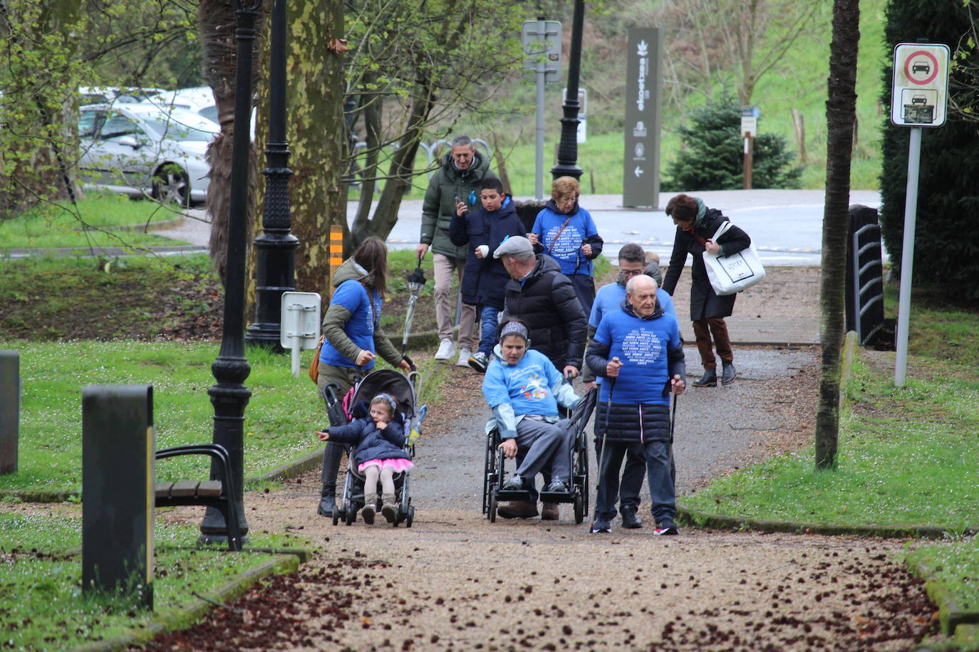 Una marea azul por las calles de Azpeitia