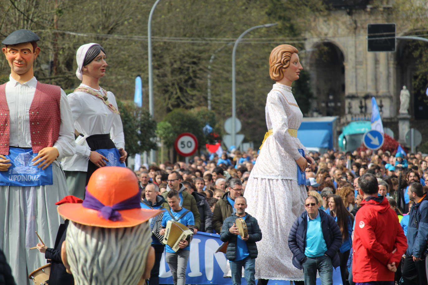Una marea azul por las calles de Azpeitia
