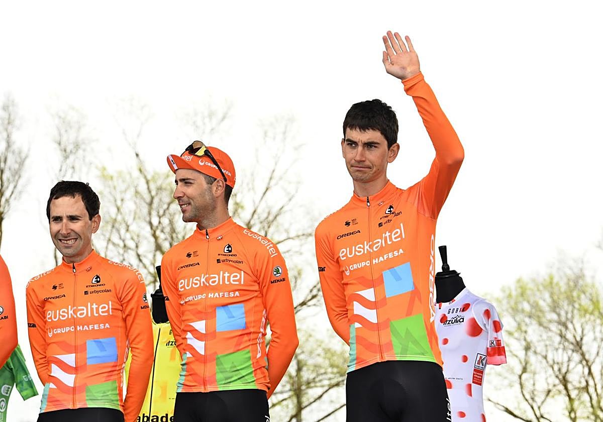 Unai Iribar, único guipuzcoano en el siete de Euskaltel, saluda.