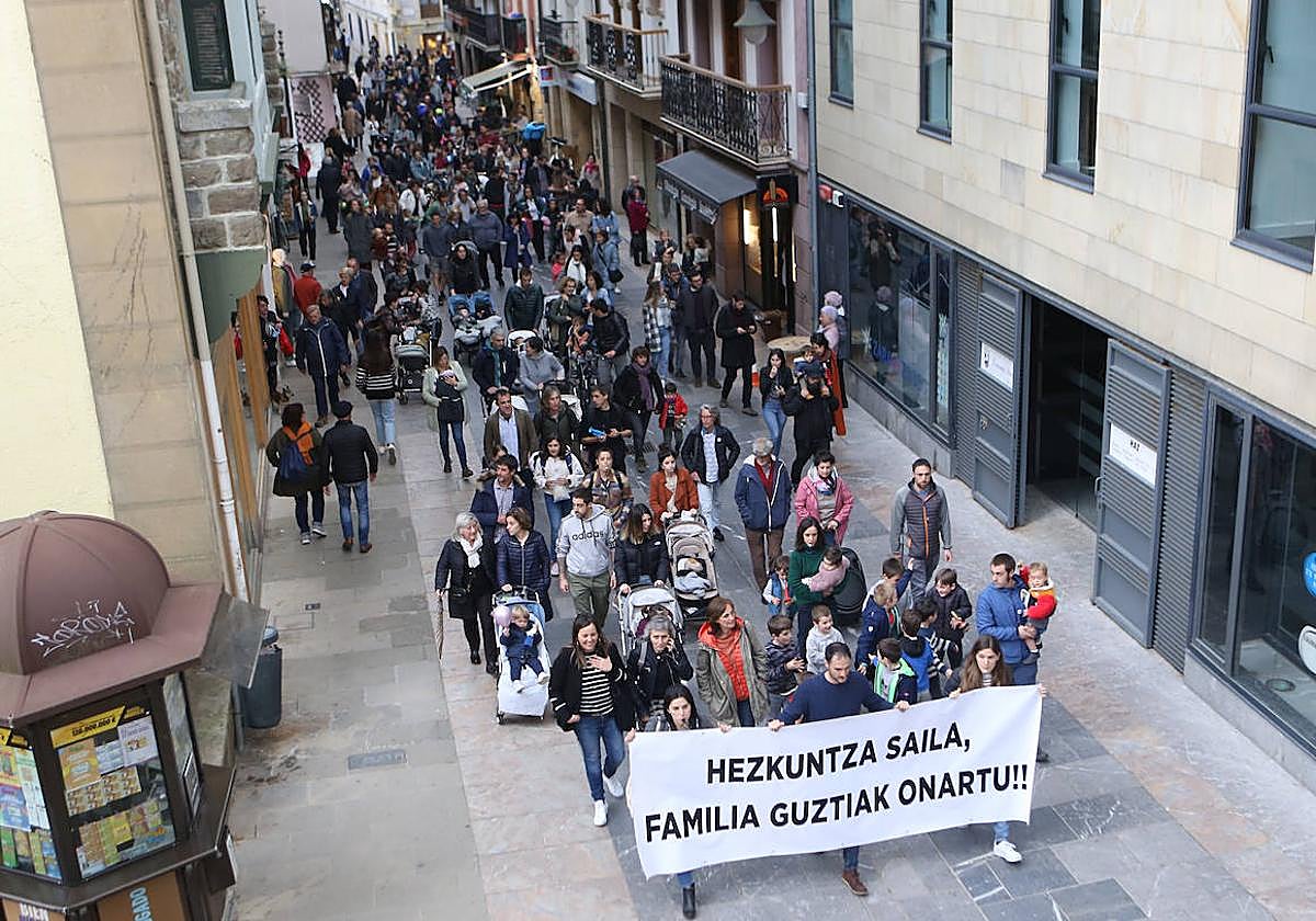 Protesta en Zarautz contra el reparto de alumnado previsto.