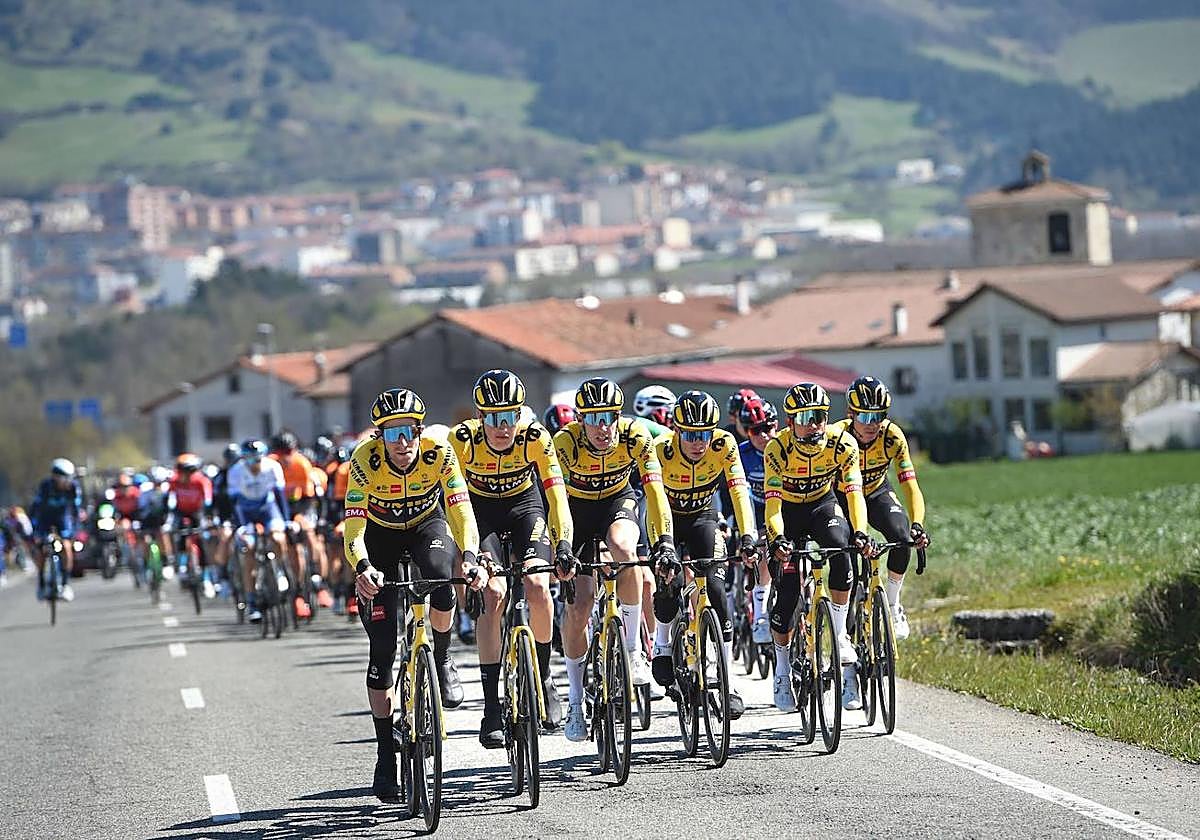El equipo Jumbo, con Jonas Vingegaard a la cabeza, deberá tomar la responsabilidad de la carrera para defender las opciones de su líder.