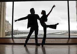 Lucía Lacarra y Matthew Golding posan con el cartel frente a una de las cristaleras del Kursaal, donde actuarán con su nueva obra de danza.