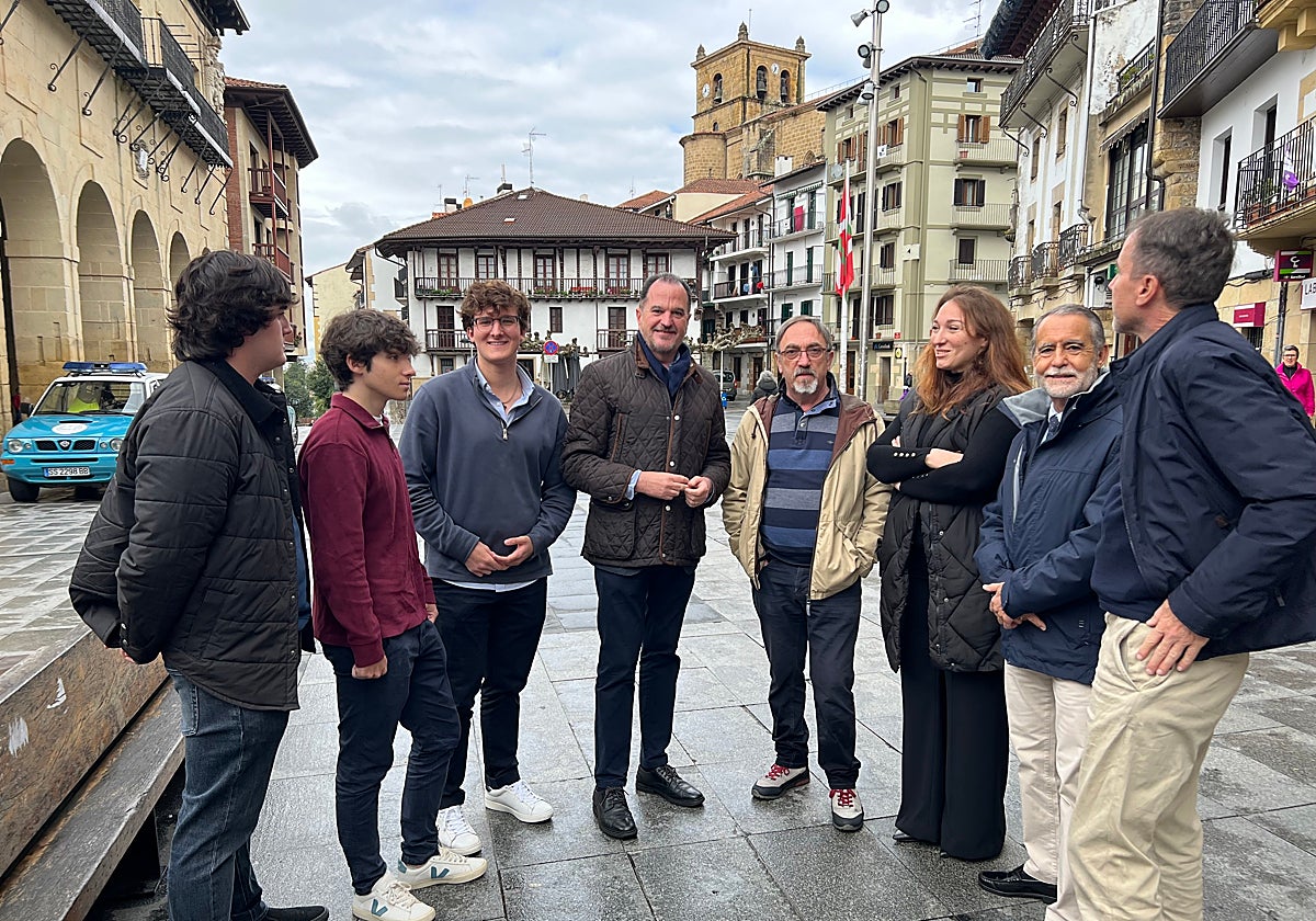 Iturgaiz en el centro y a su izquierda Peio Atxukarro, acompañados de otros cargos del PP, esta mañana en Oiartzun.