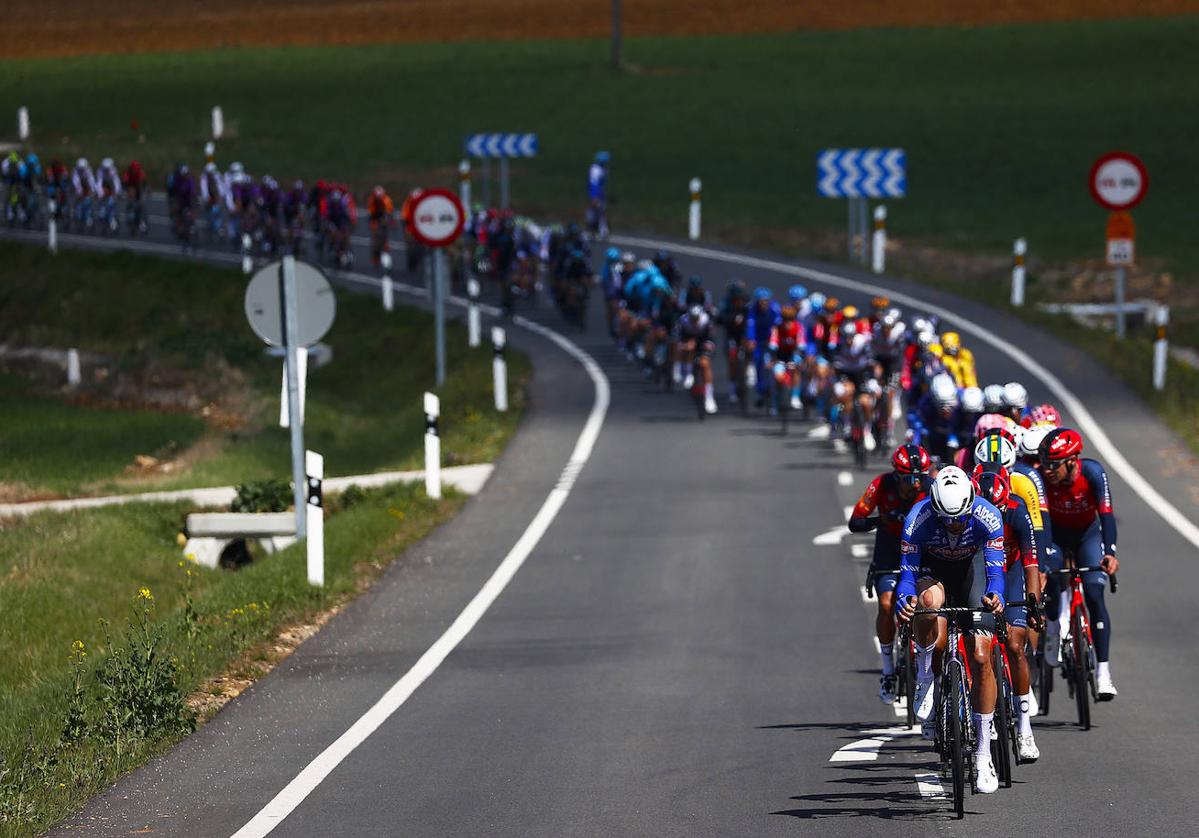 Alpecin e Ineos son los equipos que han encabezado el pelotón durante toda la primera etapa de la Itzulia.