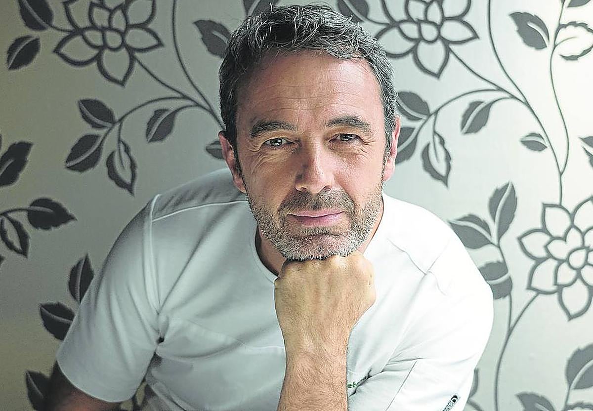 Unai, junto a Patxi los pilotos de El Clarete, posa en el distinguido restaurante.