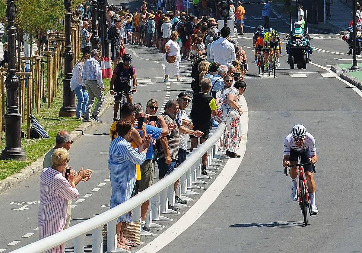 Paso de la Clásica San Sebastián por Donostia la última vez que el ciclismo pasó por la capital guipuzcoana, en julio de 2022.