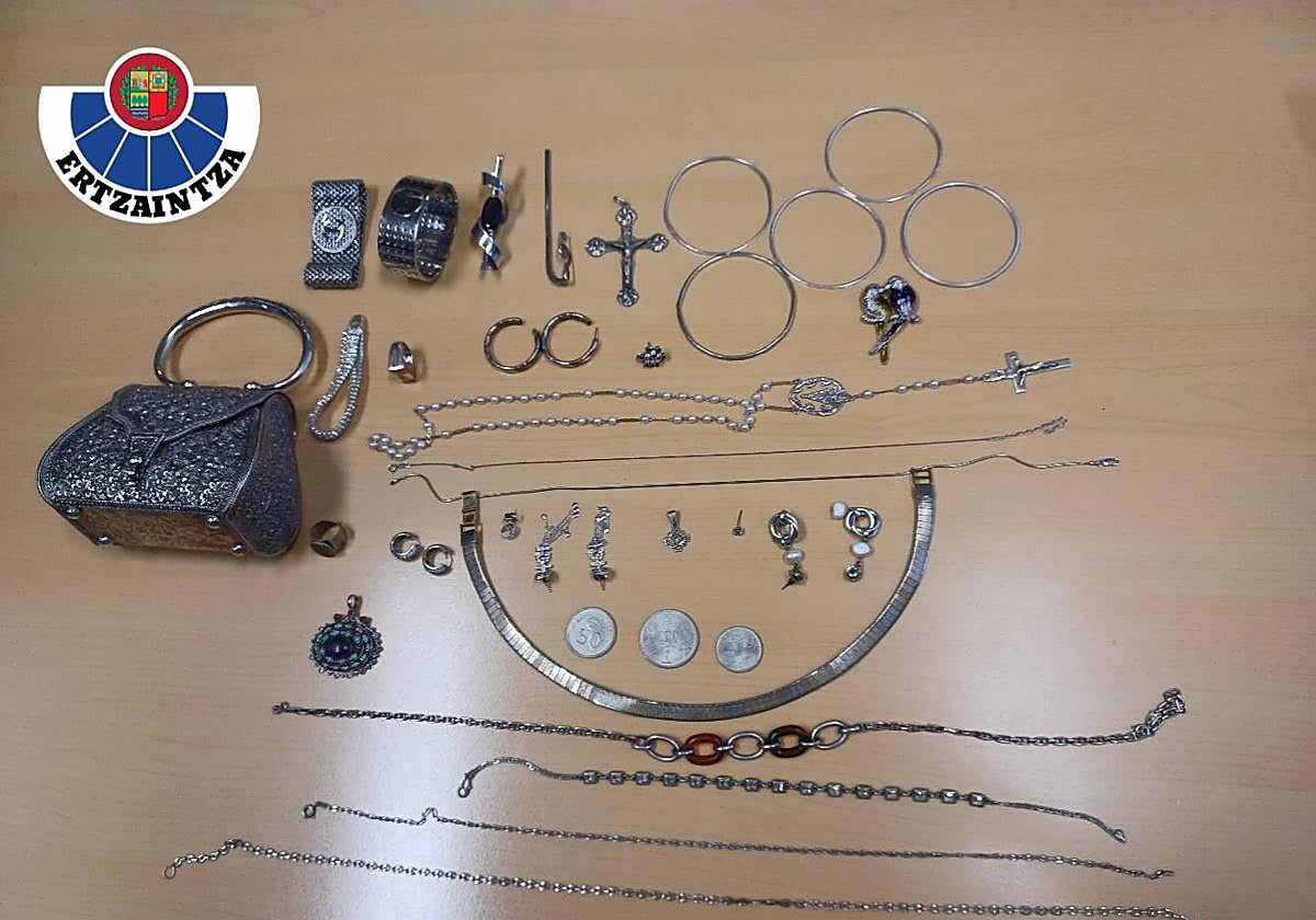 Objetos robados en una vivienda de Getxo por una pareja de ladrones detenida por la Ertzaintza.
