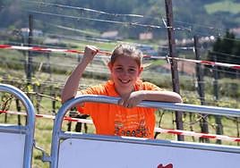 Una joven con la camiseta del Euskaltel-Euskadi anima en el muro de Hika.