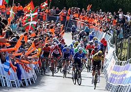 Jonas Vingegaard encabeza el grupo de favoritos en la subida de Hika en la tercera etapa de la Itzulia.