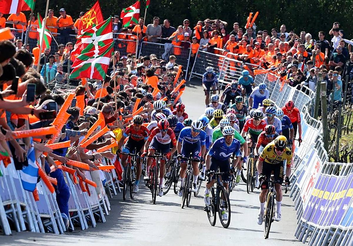 Jonas Vingegaard encabeza el grupo de favoritos en la subida de Hika en la tercera etapa de la Itzulia.
