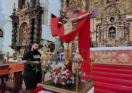 Aitor Ugarte adornando este miércoles con flores el Cristo de Bonanza, uno de los pasos que abre la procesión del Santo Entierro.