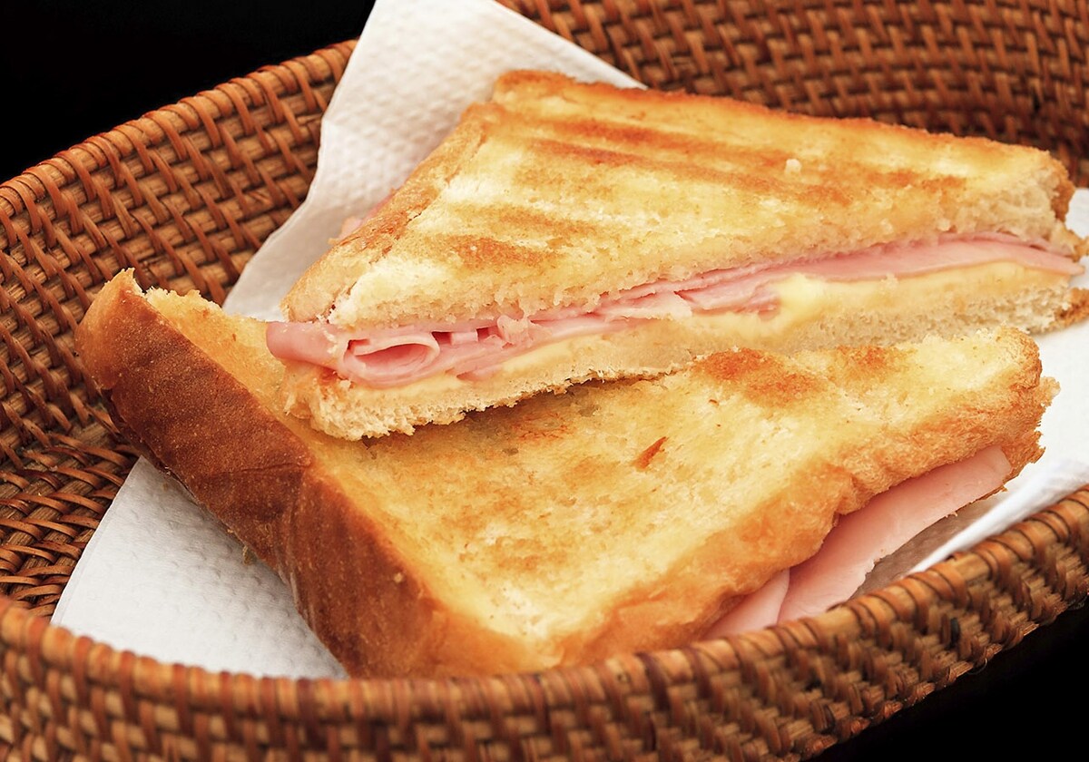 El sándwich mixto es un plato sencillo y recurrente para cualquier hora del día.