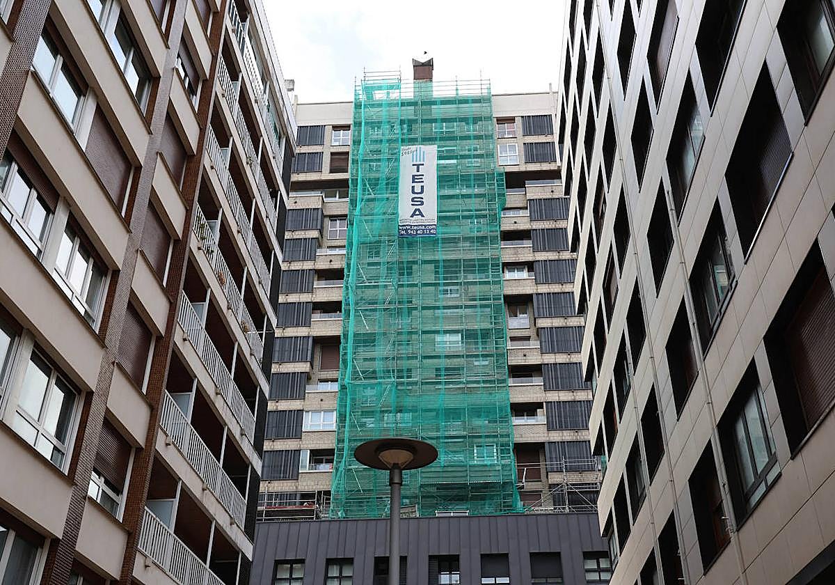 Vista de la torre de Podavines, en el barrio de Amara de San Sebastián, parcialmente rehabilitada.