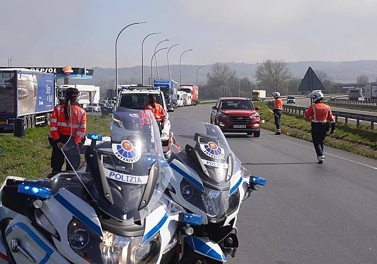 Un control de la Ertzaintza este miércoles con motivo de la operación salida de Semana Santa.