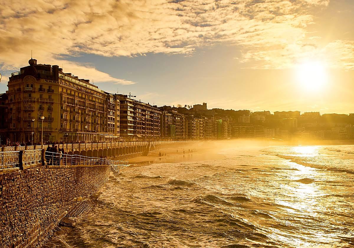La playa de la Concha sigue encandilando a locales y visitantes.