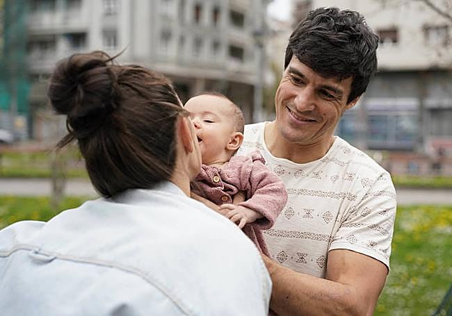 Mara tiene cuatro meses y sus padres irradian felicidad después de cinco años de tensión y sufrimiento..