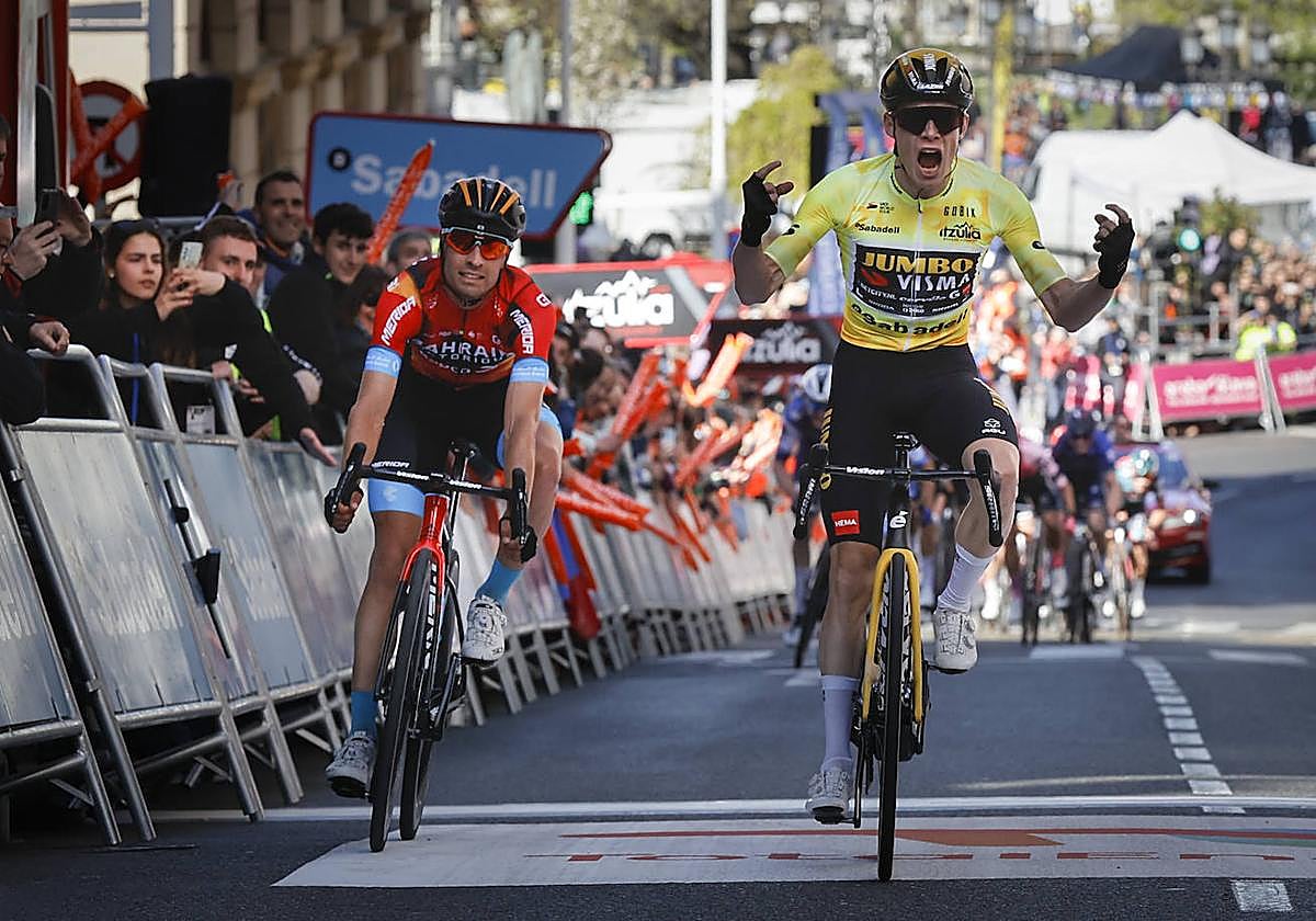 Jonas Vingegaard celebra en la línea de meta de Santurtzi la victoria de la cuarta etapa de la Itzulia sobre Mikel Landa.