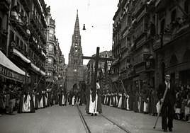 La procesión de Jueves Santo, avanzando por la calle Loiola.