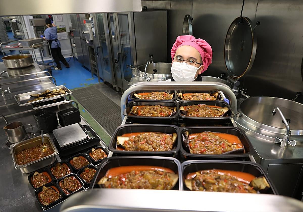 Pisto para envasar. Un trabajador de la empresa de comida elaborada Xardexka distribuye las raciones antes de envasarlas al vacío. fotos arizmendiuUna empleada de una empresa de Oiartzun envasa al vacío una serie de productos.