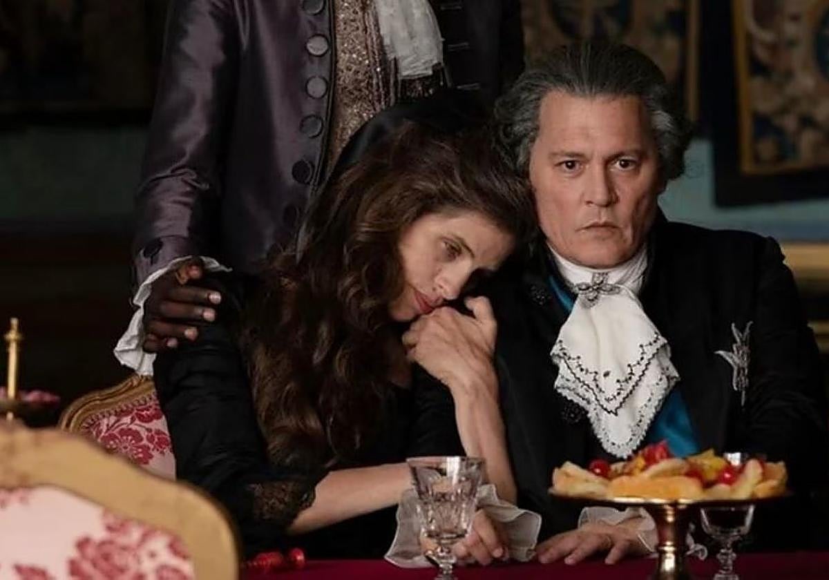 Johnny Depp, caracterizado como Louis XV, con Maïwenn, coprotagonista y directora del filme.