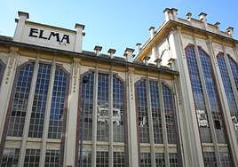 La nave con su torre nave recorrida por grandes vanos a modo de vidrieras que recuerda los templos góticos.