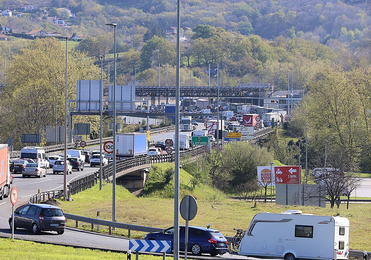 Miles de vehículos se disponene a cruzar estos días la muga.