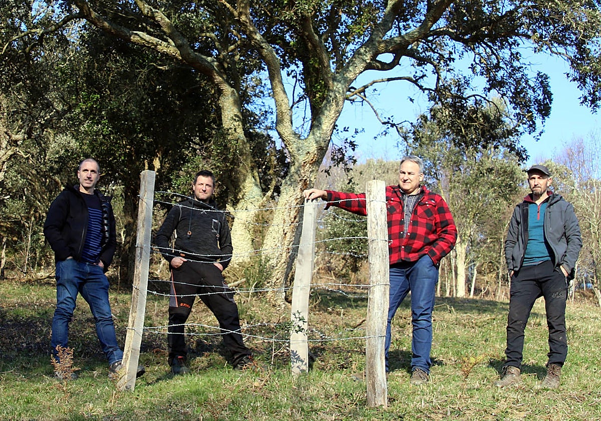 Ekintzaileak, aldatu berri den artelatz baten ondoan.