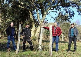 Ekintzaileak, aldatu berri den artelatz baten ondoan.