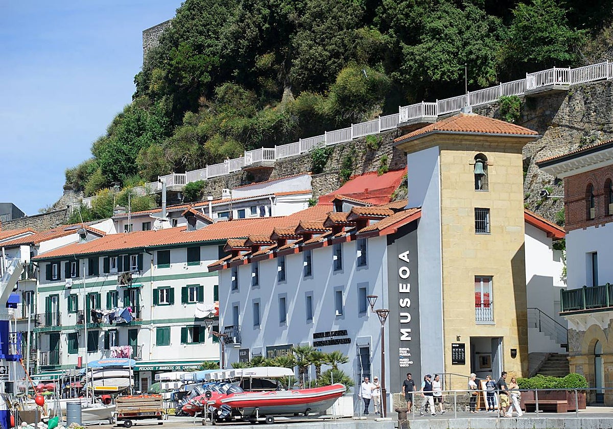 Euskal Itsas Museoak bisita gidatuak eta tailerrak antolatu ditu egun hauetan.