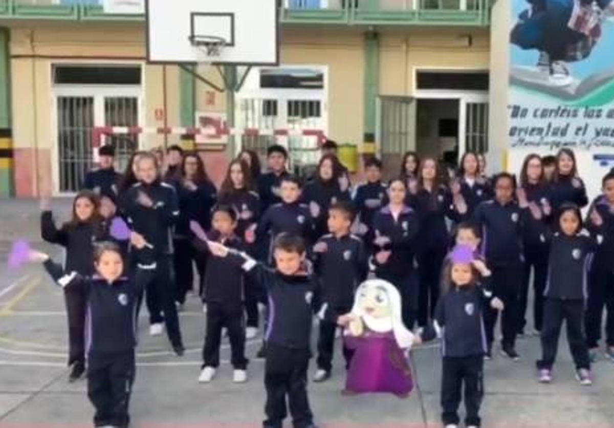 Los alumnos participan en el lema del colegio