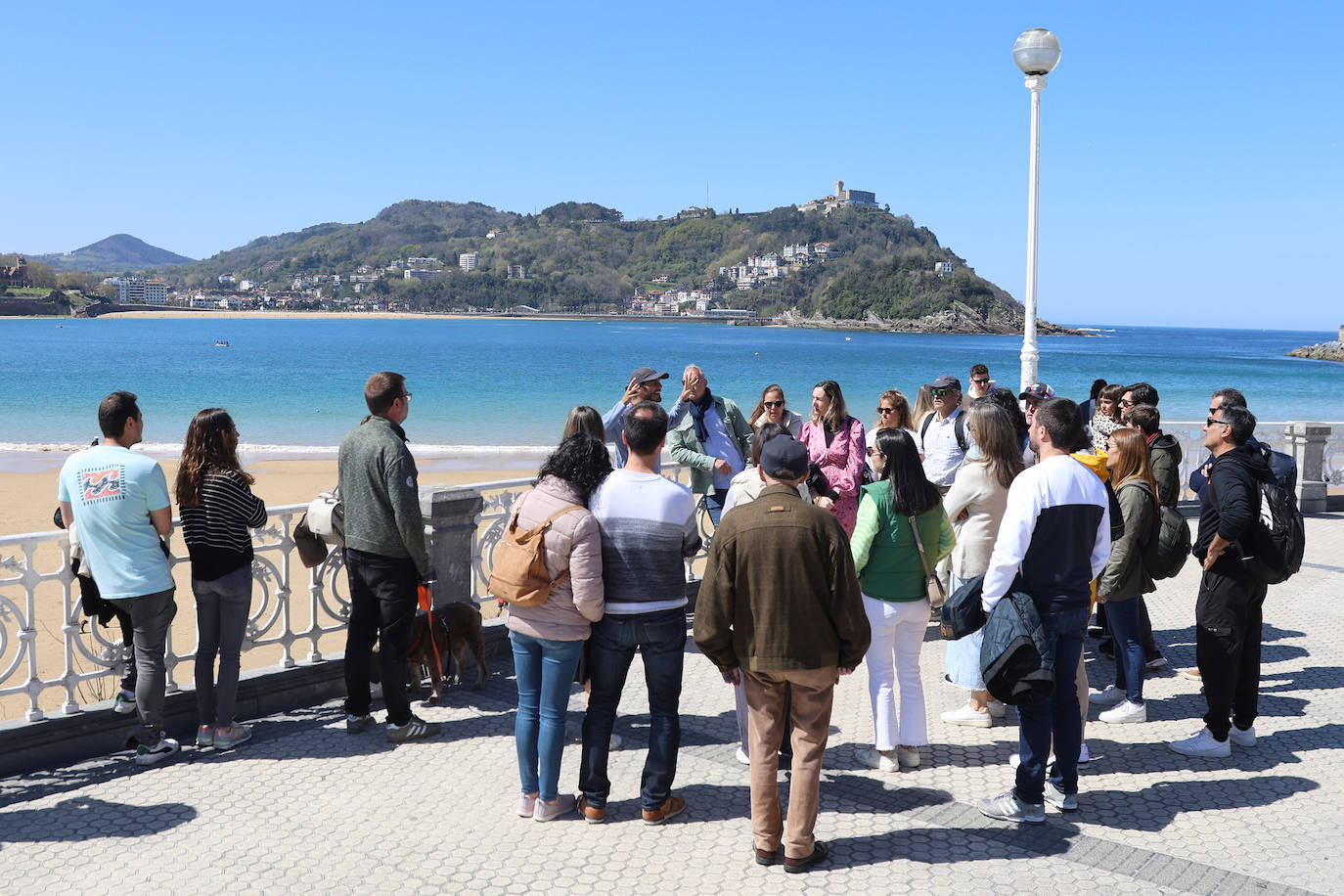 El sol acompaña a los turistas que visitan Donostia
