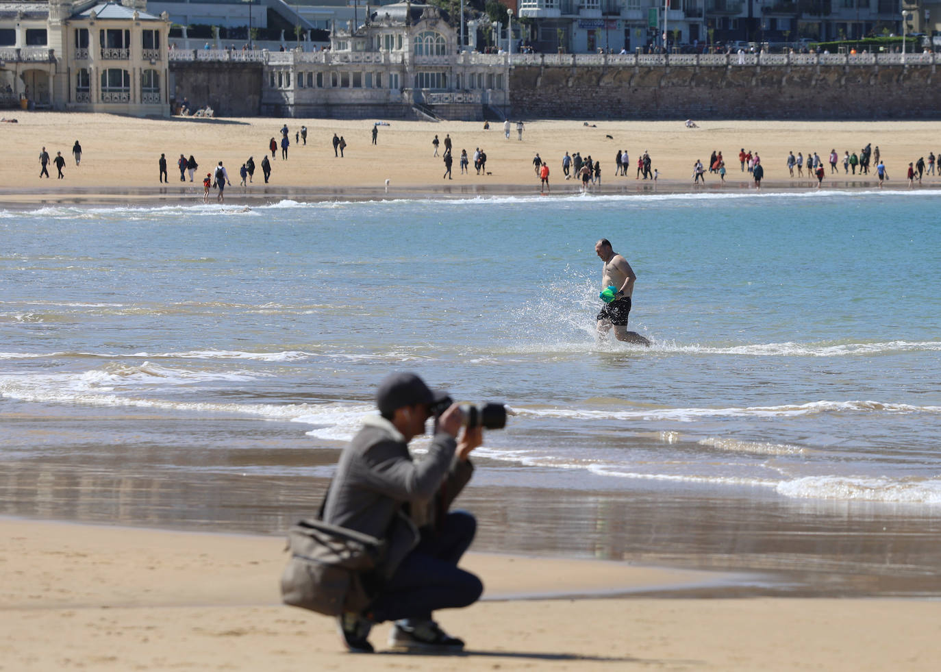 El sol acompaña a los turistas que visitan Donostia