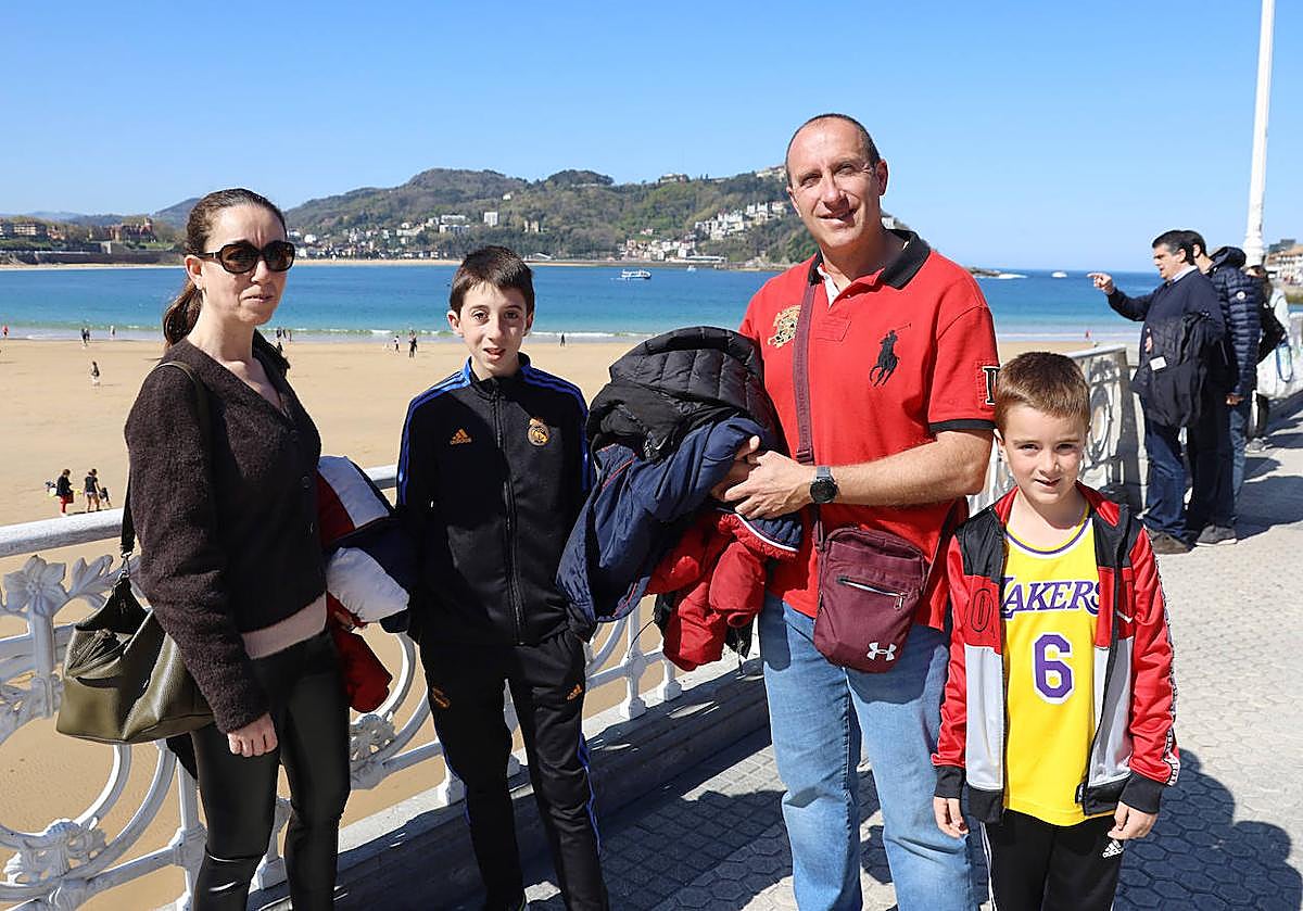 Un grupo de turistas en el paseo de La Concha.
