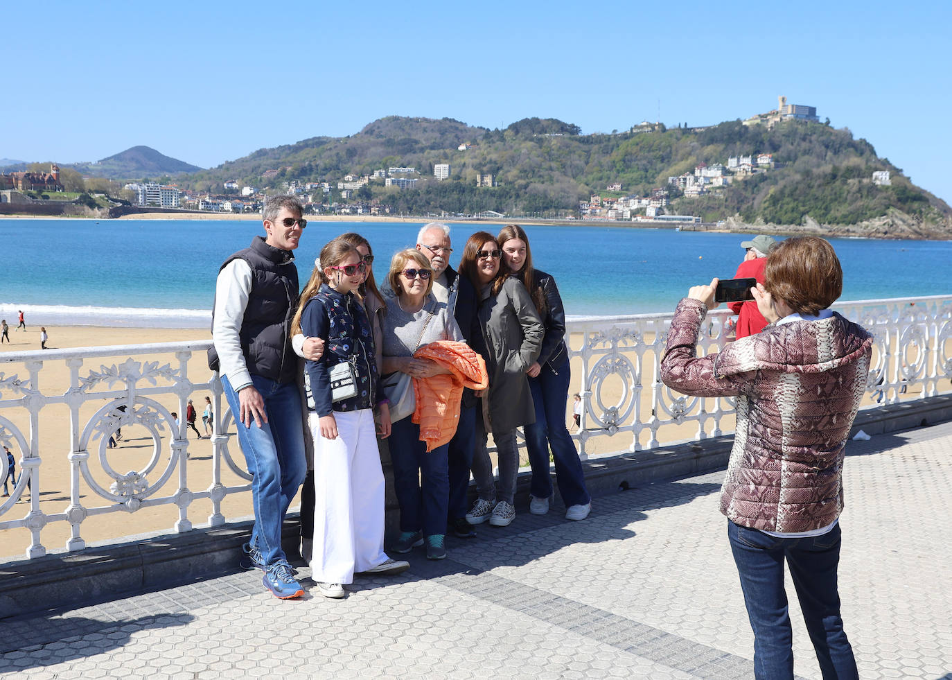 El sol acompaña a los turistas que visitan Donostia