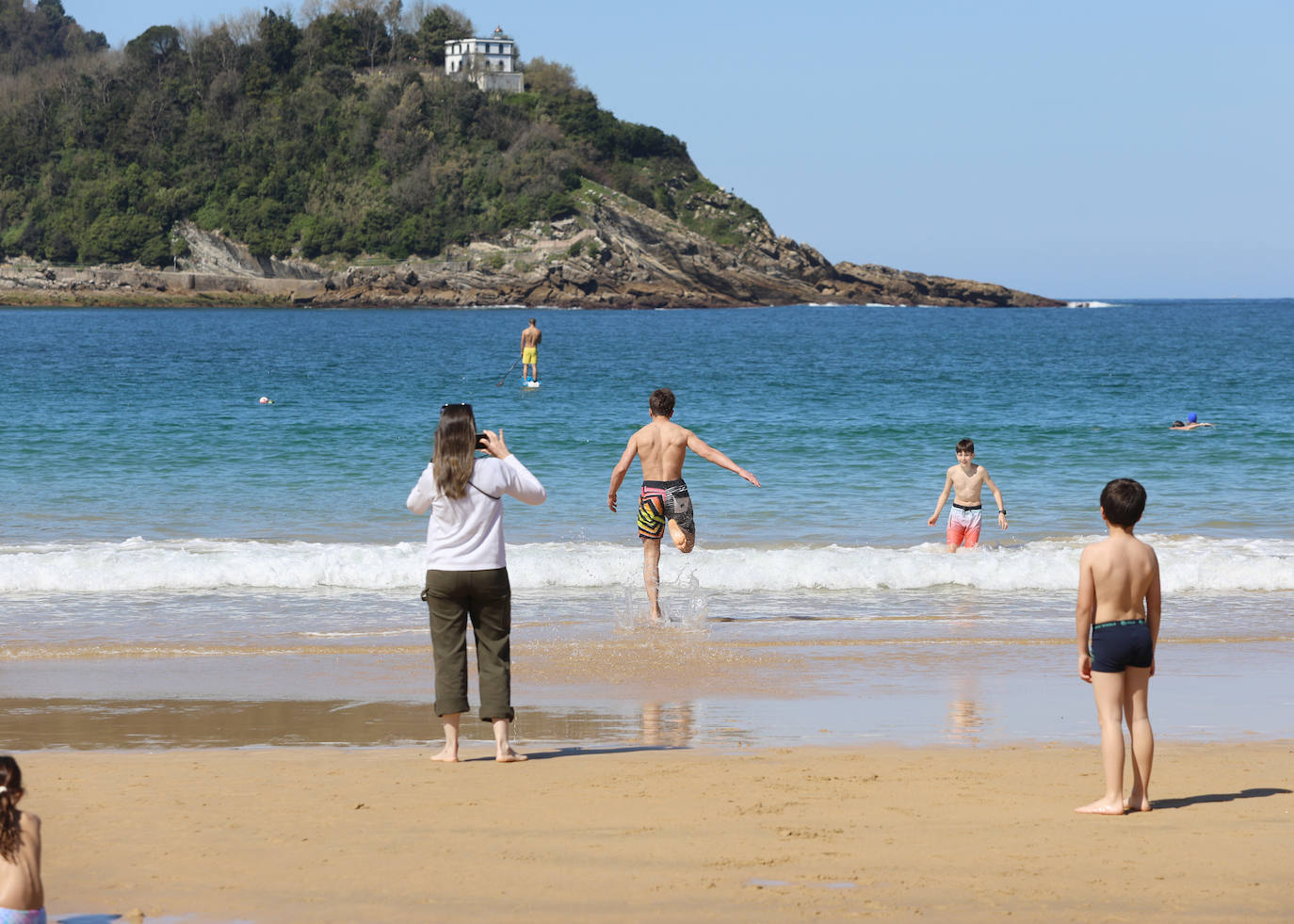 El sol acompaña a los turistas que visitan Donostia